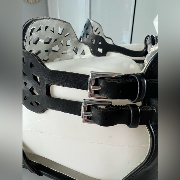 GUESS Black Silver Laser Cut WGFLORISE-C Sandals With Back Zipper Size 6 NWOT - Picture 8 of 12